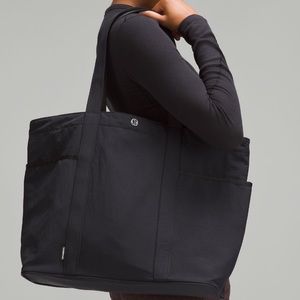 Lululemon daily multi pocket tote bag 20L